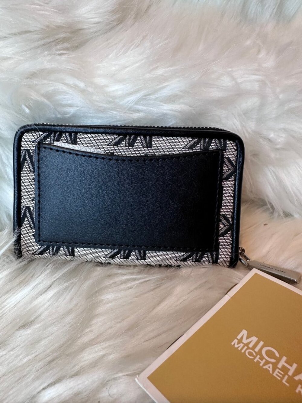 New Michael Kors Jet Set Small Zip Around Card Case Black/Light Cream - Picture 5 of 8